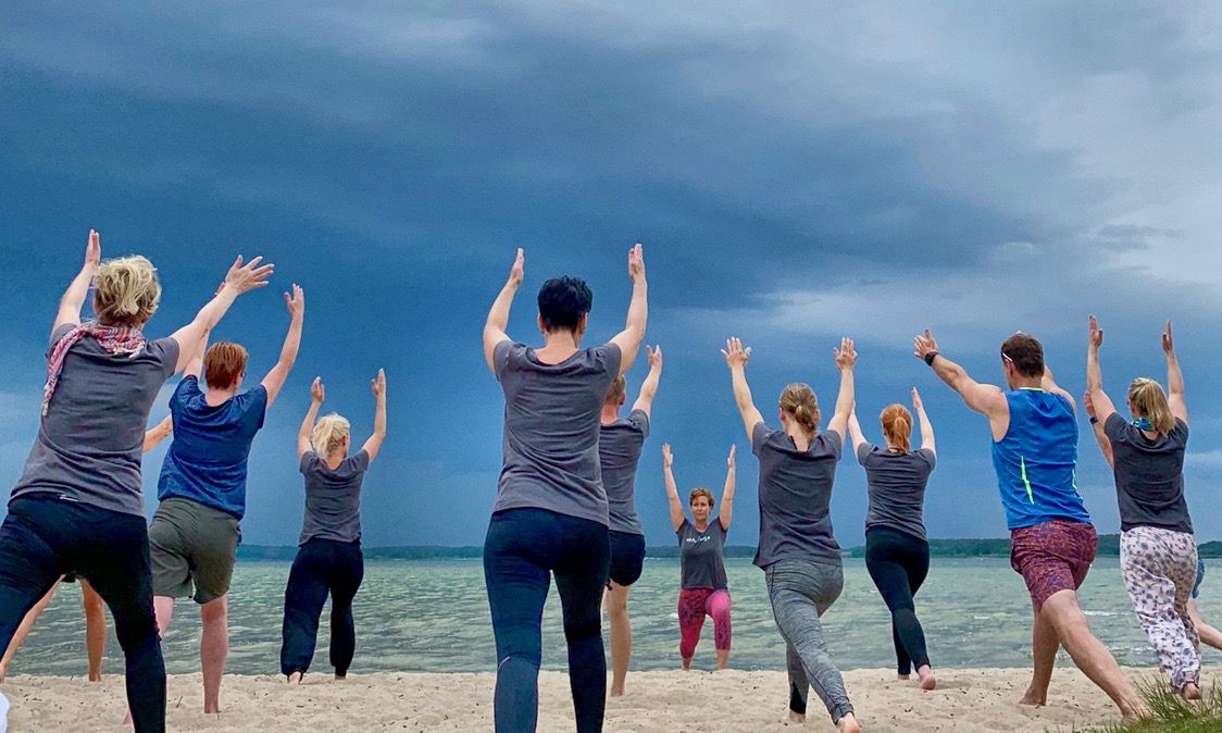 Gruppenbild Yoga am Strand 