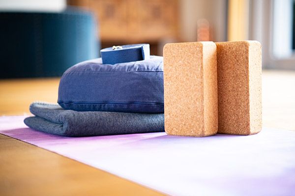 Yoga Utensilien - Matte, 2 Steine, Decke, Kissen, Gurt